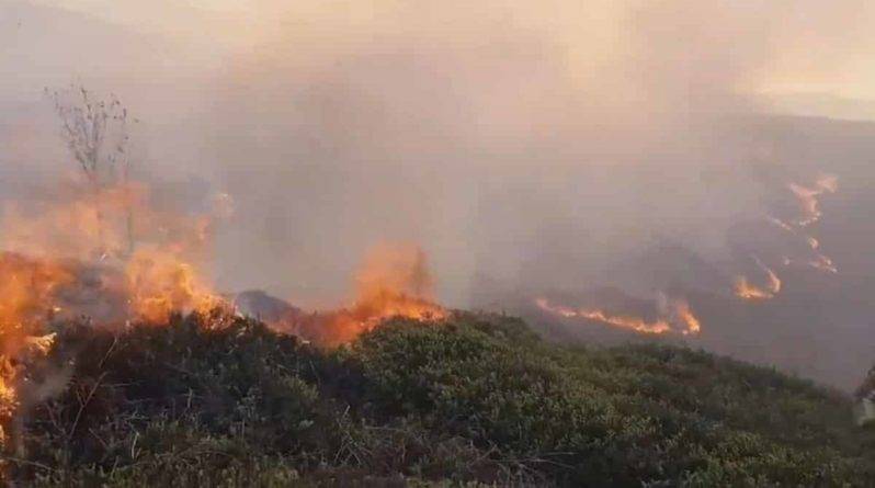 Пожарные сражаются с 2 ужасными пожарами в Илкли Мур, охватившими 50 акров земли - theuk - Великобритания