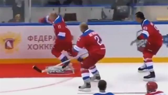 Владимир Путин - Vladimir Putin - Путин упал на матче Ночной хоккейной лиги, а потом забросил 8, 9 или 10 шайб - theins.ru - Россия - Sochi