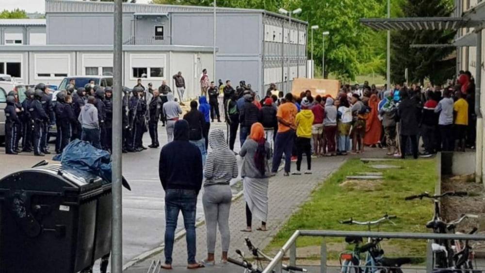 В якорном центре обнаружили труп женщин: беженцы забросали камнями полицейских, приехавших на вызов - germania.one - Бавария