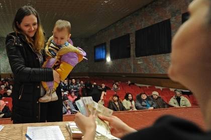 Александр Сафонов - В России упростили оформление детских пособий - lenta.ru - Россия