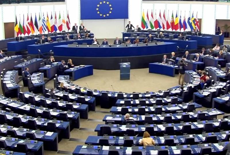 Владимир Зеленский - Петр Порошенко - Ангела Меркель - Евросоюз отказался от санкций против РФ за раздачу паспортов на Украине - topcor.ru - Москва - Россия - Украина - Германия - Берлин - Брюссель
