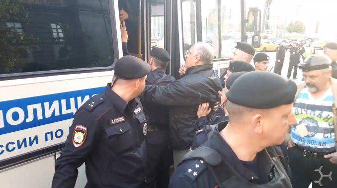 Лев Пономарев - В Москве на сходе против пыток и репрессий задержали шесть человек: четырех провокаторов из SERB и двух участников акции - theins.ru - Москва