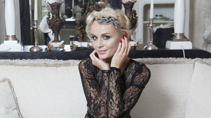 Полина Гагарина - "Горяча": Гагарина в мини изогнулась на диване - utro.ru