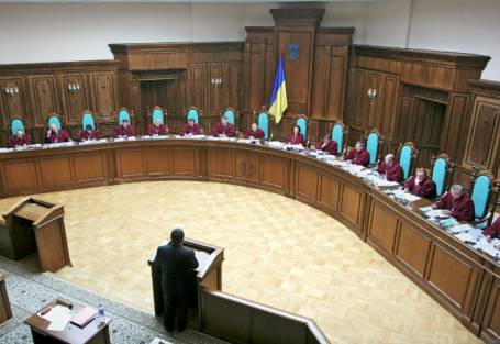 Петр Порошенко - Карасев: «В период междувластия КС Украины решает свой внутрикорпоративный спор» - bfm.ru - Украина