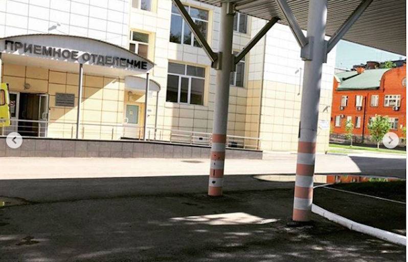Не доехала 10 метров: тюменка родила на газоне у перинатального центра - bloknot.ru - Тюмень - Тюмень