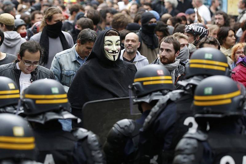 Открылся сервис по найму дублеров на митинги - bloknot.ru - Франция