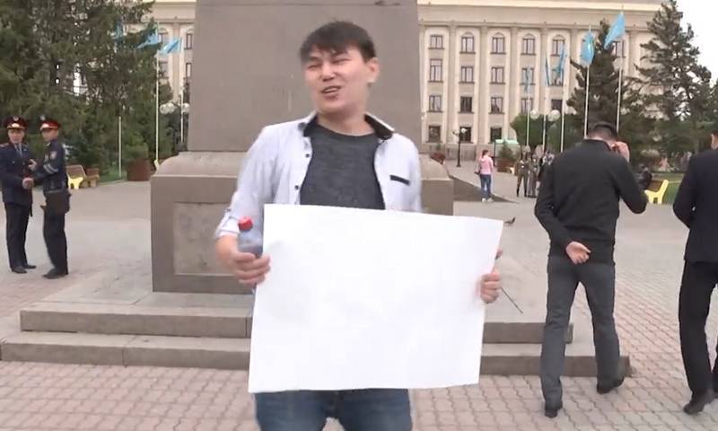 В Казахстане задержали активиста, который стоял на площади с пустым листом бумаги - bloknot.ru - Казахстан - Уральск