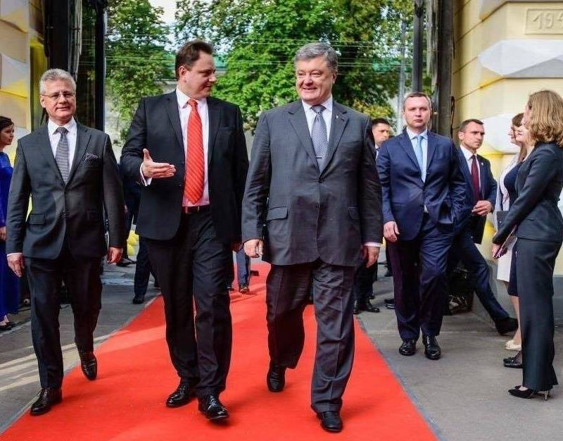Петр Порошенко - Мятые штаны Порошенко стали символом Украины за рубежом - news-front.info - Украина