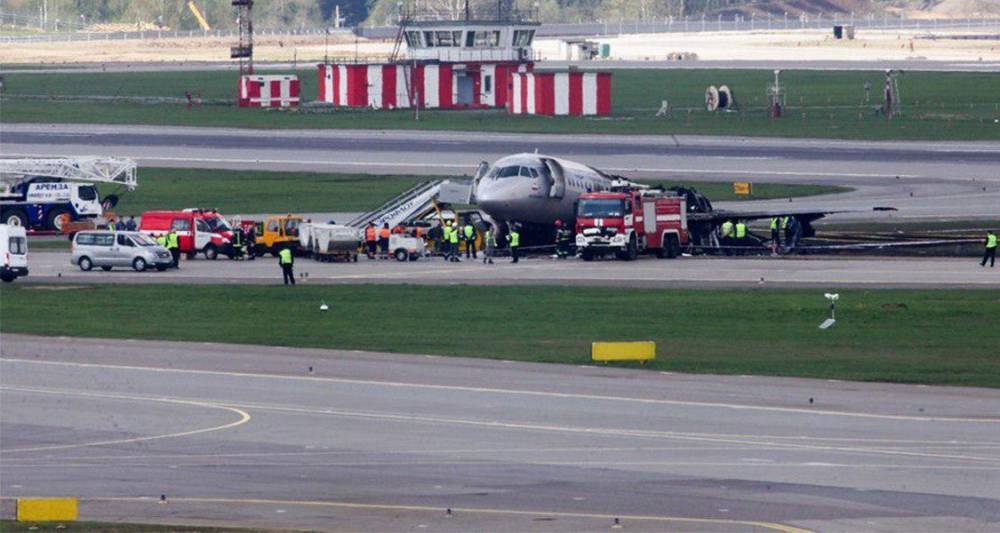 В Росавиации рассказали о действиях командира сгоревшего SSJ 100 - m24.ru