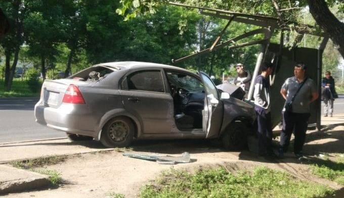 Автомобиль протаранил автобусную остановку в Алматы (фото) - nur.kz - Алма-Ата