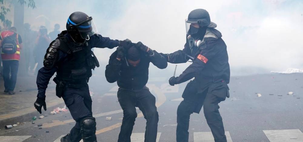 Мужчину с выдвижными лезвиями в рукавах задержали в Париже - nur.kz - Париж