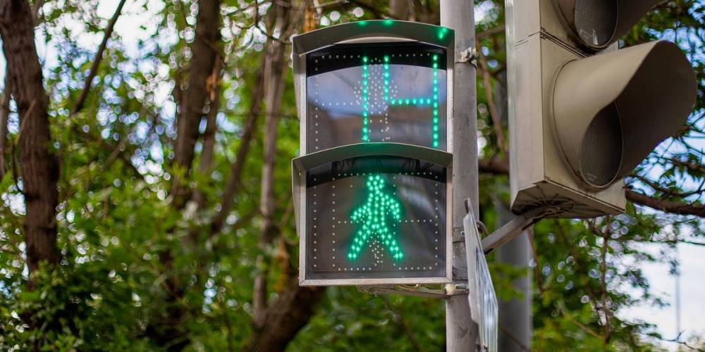 Светофоры перенастроили на 34 пешеходных переходах столицы - m24.ru - Москва