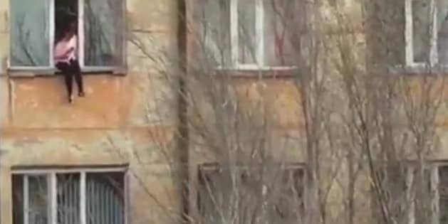 Студентка делала селфи, сидя в открытом окне в Жезказгане (видео) - nur.kz - Жезказган