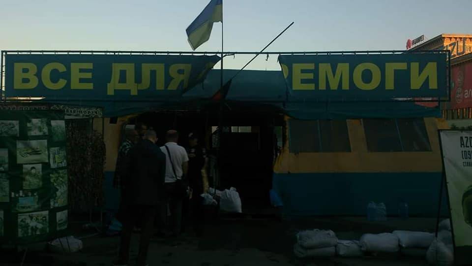 Не стали ждать официального сноса: в Харькове подожгли скандальную волонтерскую палатку в центре города - news-front.info - Украина - Харьков - Харьков