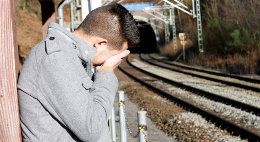 Мать привязала сына к столбу на всю ночь за прогулы в школе - nur.kz - Омская обл.