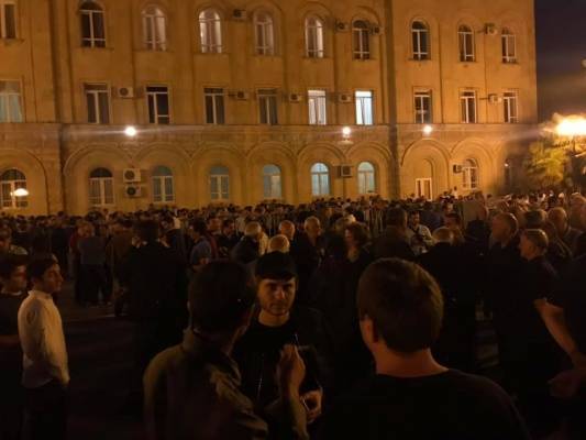 Пикетирующие здание парламента Абхазии не намерены расходиться - eadaily.com - Апсны