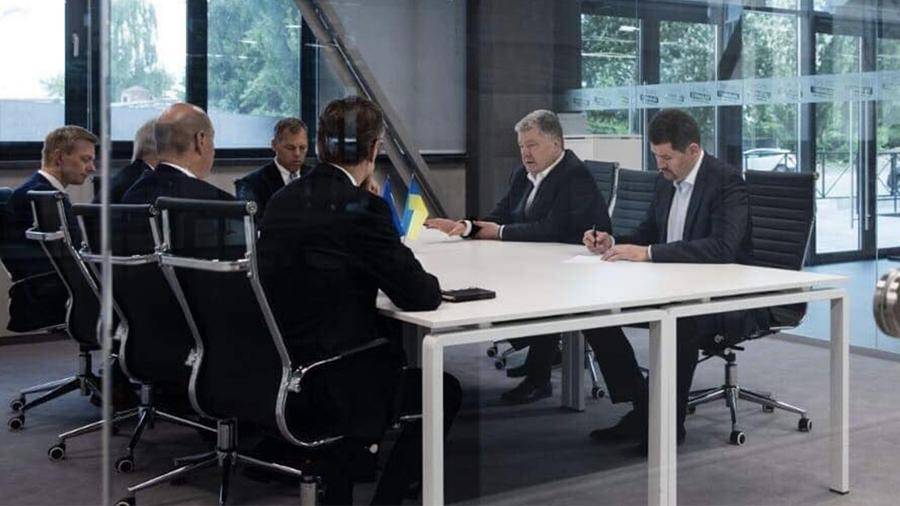 Владимир Зеленский - Петр Порошенко - Порошенко переехал из администрации президента в офис БПП - iz.ru - США - Украина - Киев