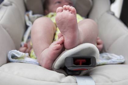 Родители забыли младенца в такси по пути из роддома - lenta.ru - Англия - Германия - Гамбург