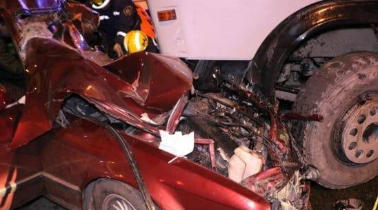 Водителя зажало в BMW после сокрушительного столкновения с КамАЗом в Алматы (фото) - nur.kz - Алма-Ата