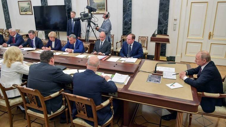 Владимир Путин - Максим Топилин - Путин поручил держать на&nbsp;особом контроле вопрос задержки зарплат на&nbsp;производстве - 5-tv.ru - Приморье край