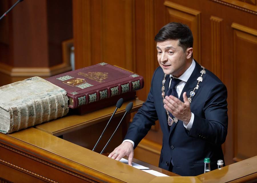 Владимир Зеленский - Зеленский обвинил Раду в попытке продлить свою политическую жизнь - m24.ru - Украина