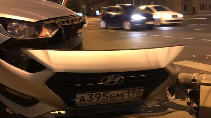 На Московском такси на пешеходном переходе снесло светофор - piter.tv