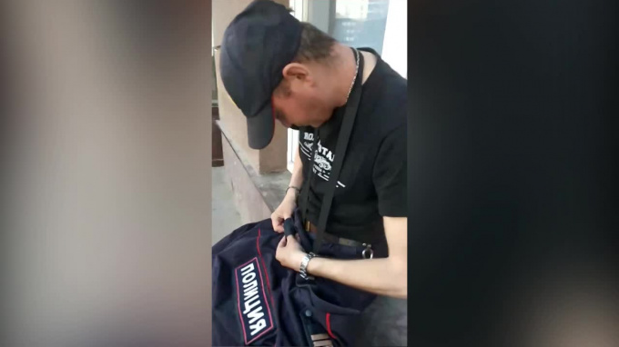 Видео: в Мурино замечен пьяный мужчина в форме полицейского - piter.tv