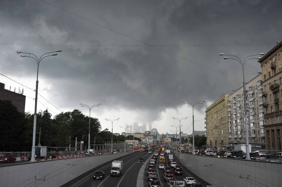 ЦОДД призвал водителей к бдительности из-за грозы - m24.ru - Москва