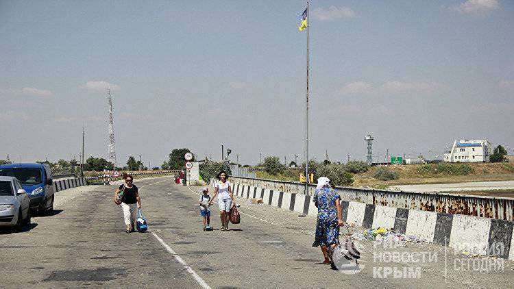 Женщина пыталась за взятку провезти в Крым более 200 кг багажа - crimea.ria.ru - Крым - Симферополь