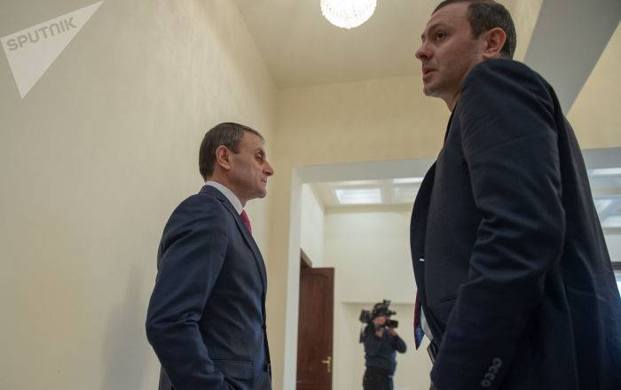 Никола Пашинян - Армен Григорян - Так есть ли заговор против кабмина? Глава полиции и секретарь Совбеза Армении комментируют - ru.armeniasputnik.am - Армения