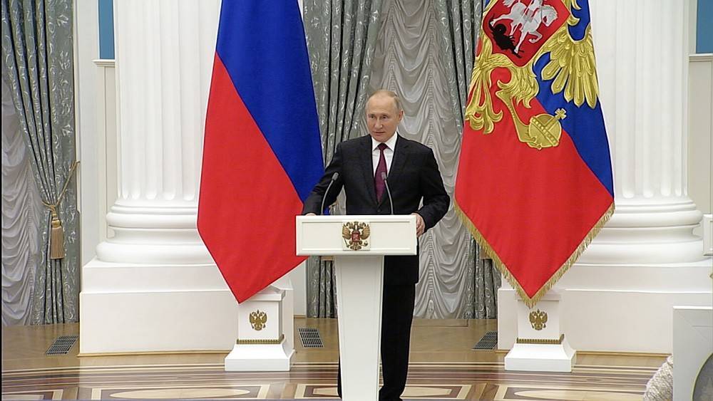 Владимир Путин - Виктор Садовничий - Маргарита Симоньян - Валентина Матвиенко - Михаил Жванецкий - Сергей Маковецкий - Путин вручил награды Матвиенко и Жванецкому - tvc.ru - Москва