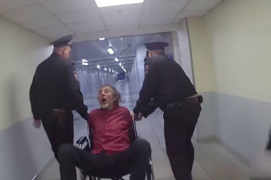Летевший в Симферополь самолет вернулся в Москву из-за дебошира - m24.ru - Москва - Симферополь