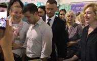 Владимир Зеленский - Зеленский - Зеленскому подарили книжку Политика для начинающих - korrespondent.net - Украина - Киев