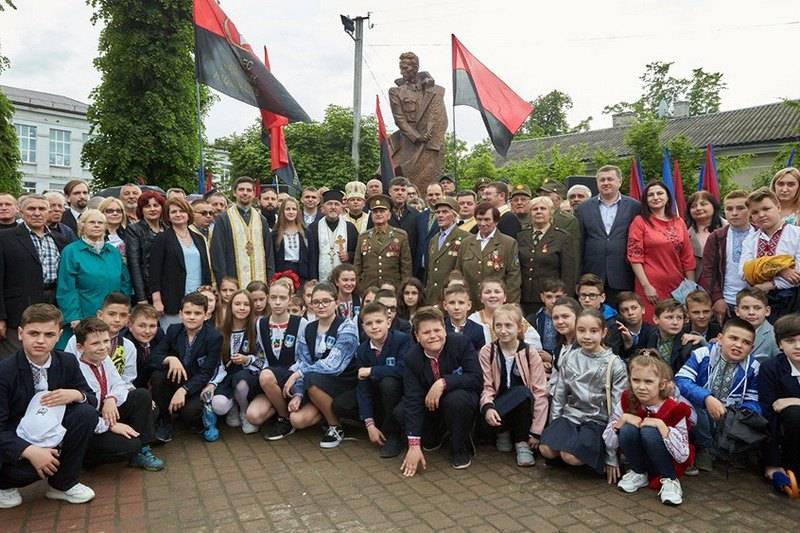 Рядом со школой в Ивано-Франковске поставили памятник убийце и террористу - news-front.info - Украина - Ивано-Франковск