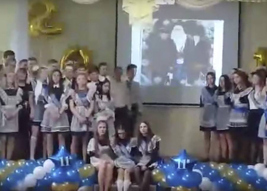 На последнем звонке в омской школе на выпускников обвалилась штукатурка - m24.ru - Омск