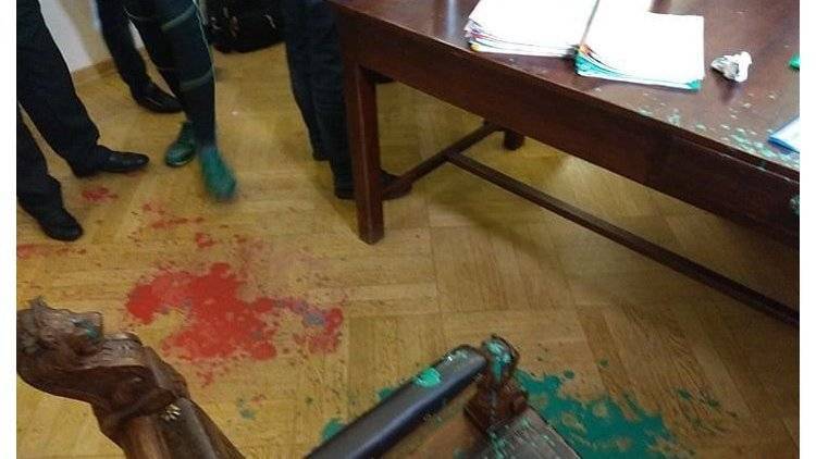 Во Львове чиновников облили краской на заседании горсовета - crimea.ria.ru - Москва - Крым - Львов