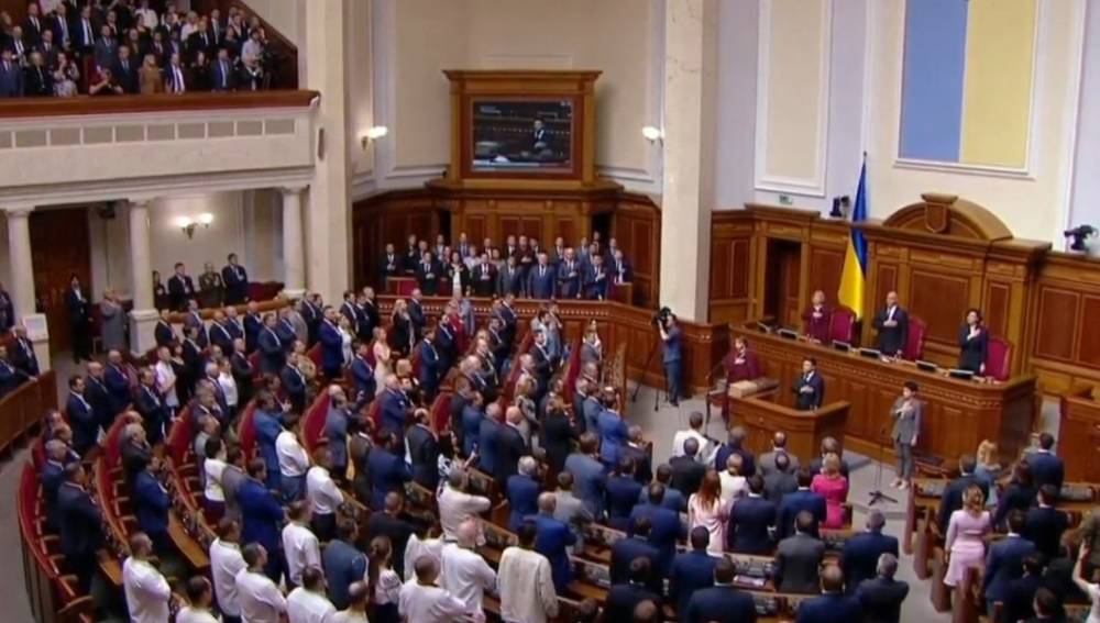 Владимир Зеленский - Петр Порошенко - Тимофей Милованов - Александр Охрименко - Эксперт оценил позицию НБУ о роспуске Рады - m24.ru - Украина