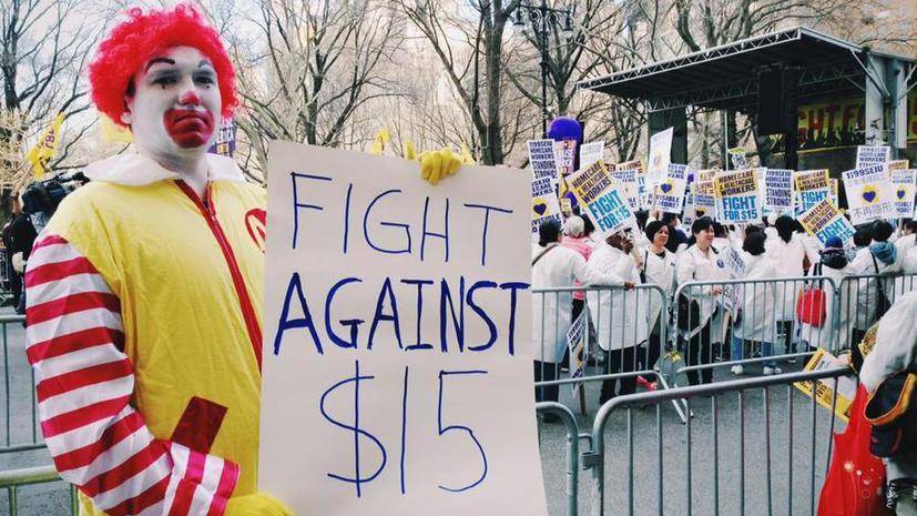 В США работники McDonald's устроили забастовку из-за низкой зарплаты и сексуальных домогательств - theins.ru - США - шт. Иллинойс