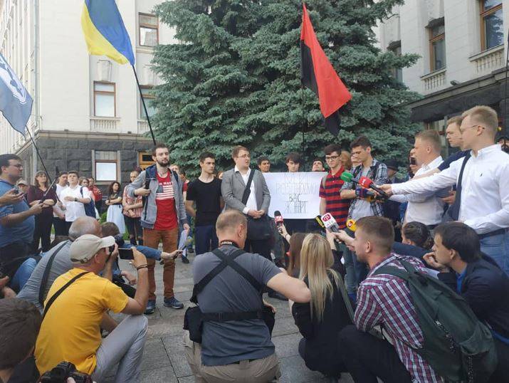Владимир Зеленский - Петр Порошенко - Порохоботы отрабатывают деньги под окнами у Зеленского - news-front.info - Украина