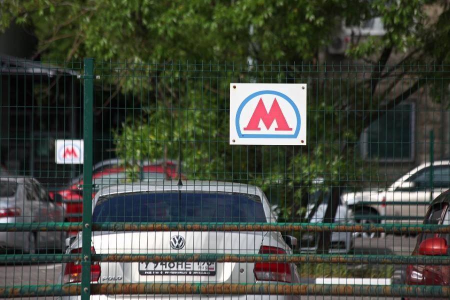 Парковка со шлагбаумом у метро "Теплый Стан" стала бесплатной - m24.ru - Москва