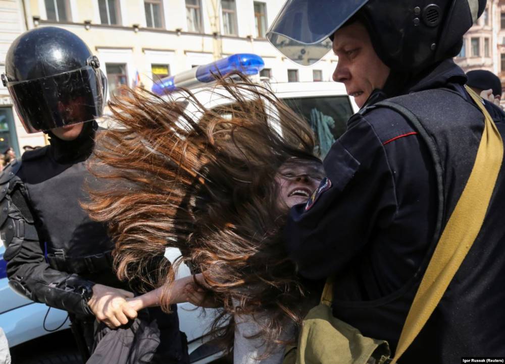 Суд оштрафовал активистку, которой при задержании сломали руку - svoboda.org - Россия - Санкт-Петербург
