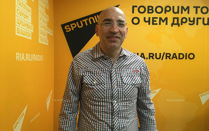 Тереза Мэй - Леонид Крутаков - Джулиан Ассанж - Крутаков: Ассанж и Сноуден разрушили все планы США и уничтожили "большого брата" - ru.armeniasputnik.am - Россия - США - Вашингтон