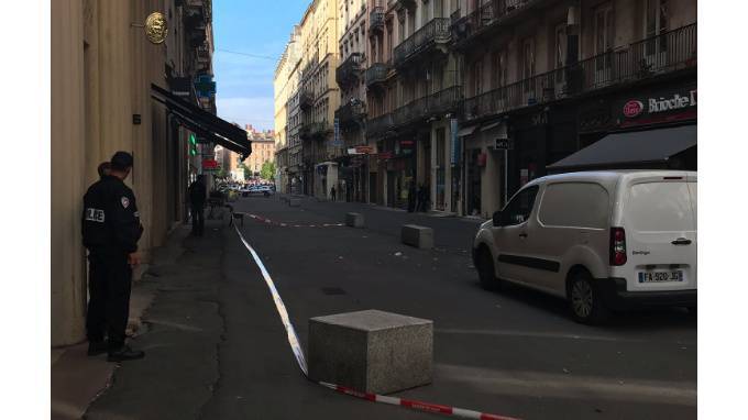 На пешеходной улице в Лионе прогремел взрыв - piter.tv