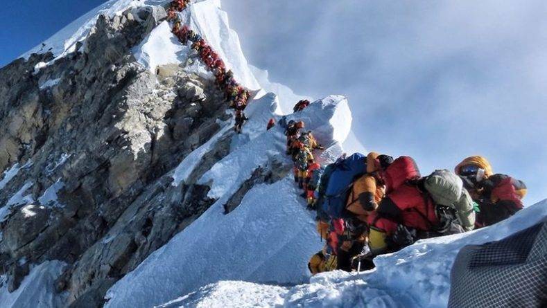 На Эвересте – очереди и «пробки» из людей, погибли два альпиниста, среди них – американец (фото) - usa.one - США - Юта