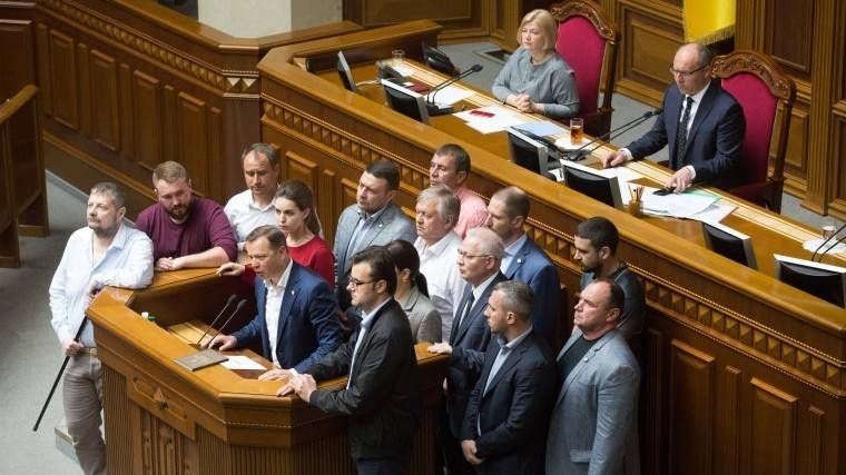 Владимир Зеленский - Петр Порошенко - Андрей Богдан - Глава администрации Зеленского обвинил депутатов Рады в&nbsp;обмане президента - 5-tv.ru - Украина