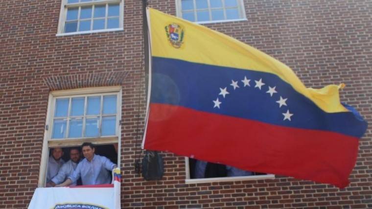 Хуан Гуаид - Видео: Сторонники Гуайдо захватили здание посольства Венесуэлы в&nbsp;США - 5-tv.ru - США - Вашингтон - Венесуэла - Washington