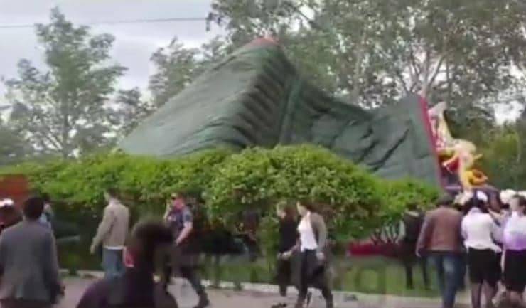 Видео с места опрокидывания батута в Караганде появились в соцсетях - nur.kz - Караганда