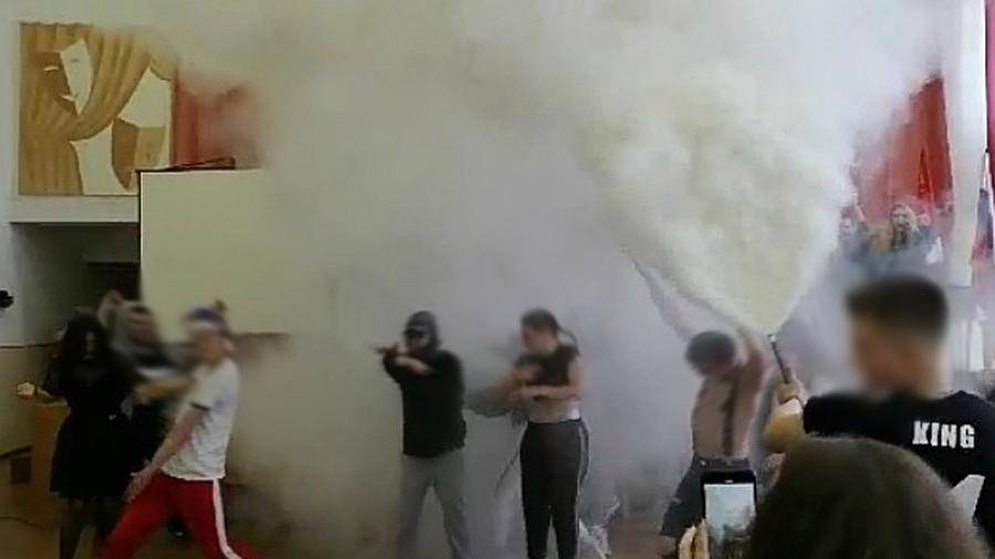 Выпускница школы в Приморье после скандала призвала поддержать директора - iz.ru - Владивосток