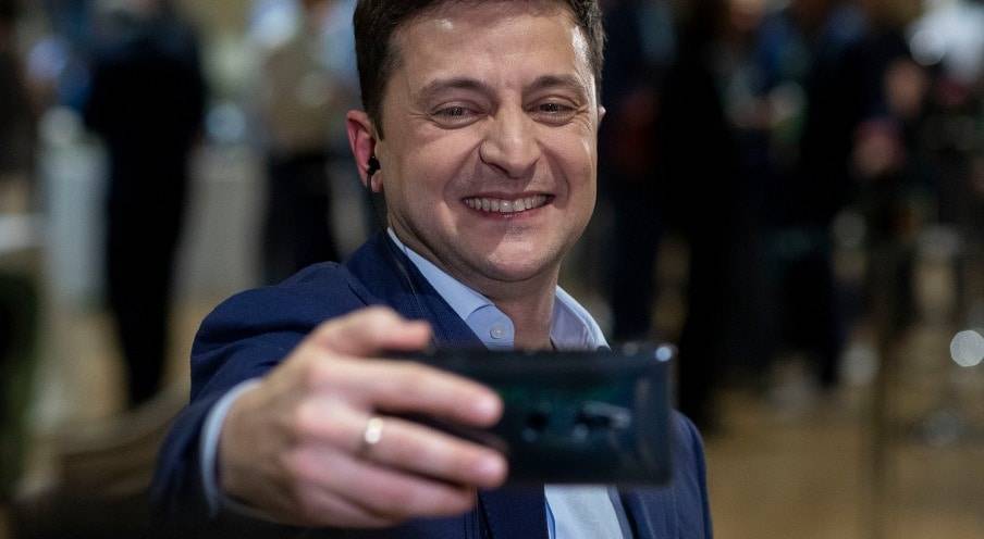 Владимир Зеленский - Юлия Витязева - Президент Украины станцевал на сцене с участниками шоу "Лига смеха" - nur.kz - Украина