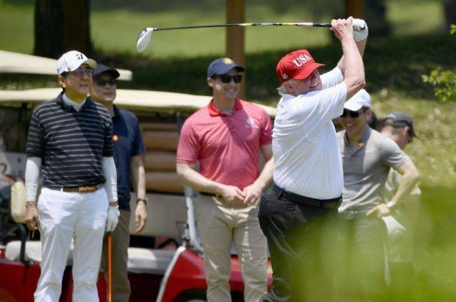 Дональд Трамп - Синдзо Абэ - В Японии Трамп и Абэ провели пятую по счету совместную игру в гольф - aif.ru - США - Япония